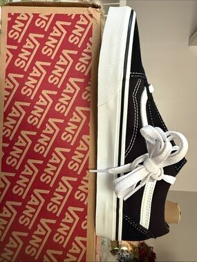 AUTHENTIC BRAND SPANKING NEW!Vans Black and White Old Skool Low-Top Sneakers sz8